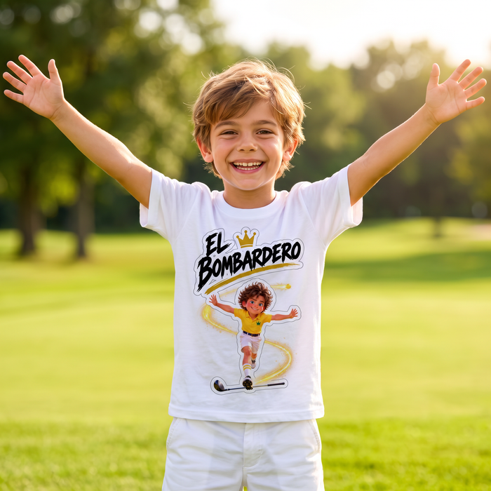 Niño imitando a El Bombardero con su camiseta