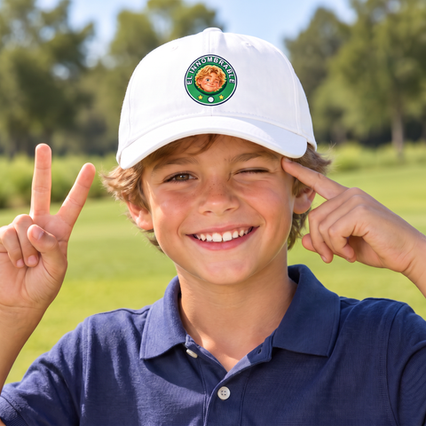 Niño haciendo el gesto de El Innombrable con su gorra