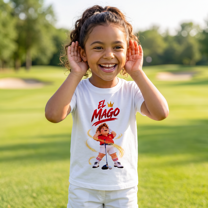 Niña imitando a El Mago con su camiseta
